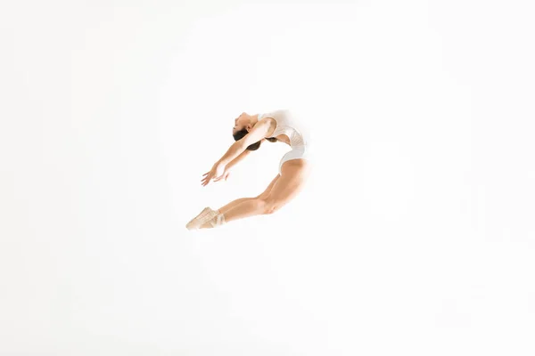 Молода Танцівниця Балету Виконує Високий Стрибок Бекенд Білому Тлі — стокове фото
