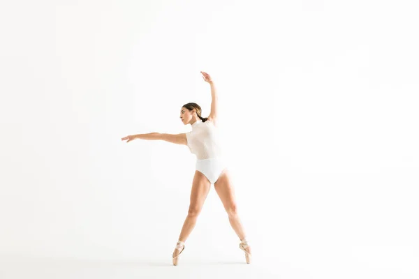 Giovane Ballerina Che Indossa Body Mentre Balla Con Grazia Sfondo — Foto Stock