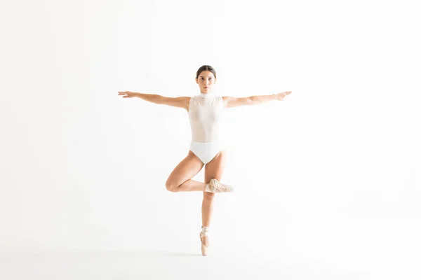 Ritratto Ballerina Fiduciosa Con Braccia Distese Piedi Una Gamba Contro — Foto Stock