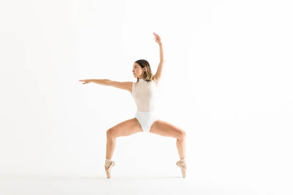 Bailarina Femenina Enérgica Realizando Sentadillas Ballet Sobre Fondo Blanco —  Fotos de Stock