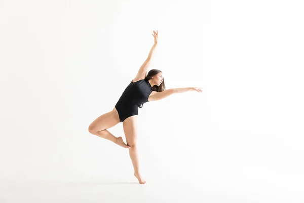 Hermosa Joven Con Cuerpo Perfecto Bailando Ballet Sobre Fondo Blanco —  Fotos de Stock