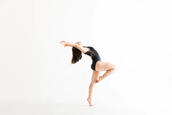 Volledige Lengte Zijaanzicht Van Ballerina Dansen Energiek Sierlijk Witte Achtergrond — Stockfoto