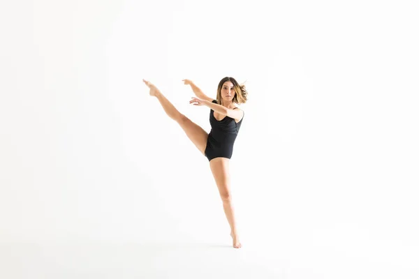 活动芭蕾舞演员的全长肖像显示她的舞蹈在白色背景下移动 — 图库照片