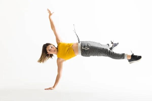 Ganzkörperporträt Einer Jungen Breakdancerin Beim Handstand Vor Weißem Hintergrund — Stockfoto