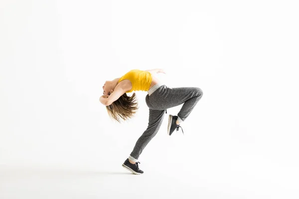 Boční Pohled Energický Ženský Tanečník Proti Bílému Pozadí — Stock fotografie