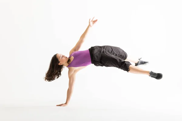 Entusiasta Joven Mujer Equilibrio Mano Mientras Realiza Breakdance Sobre Fondo — Foto de Stock