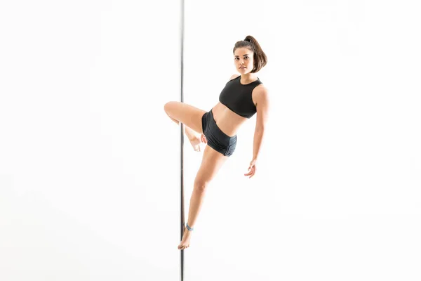 Retrato Pole Dancer Balanceamento Especialista Posição Cupido Sobre Fundo Branco — Fotografia de Stock