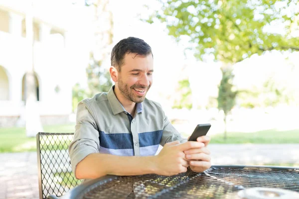 Взрослый Мужчина Отправляет Сообщения Фотографии Социальные Сети Используя Мобильный Телефон — стоковое фото