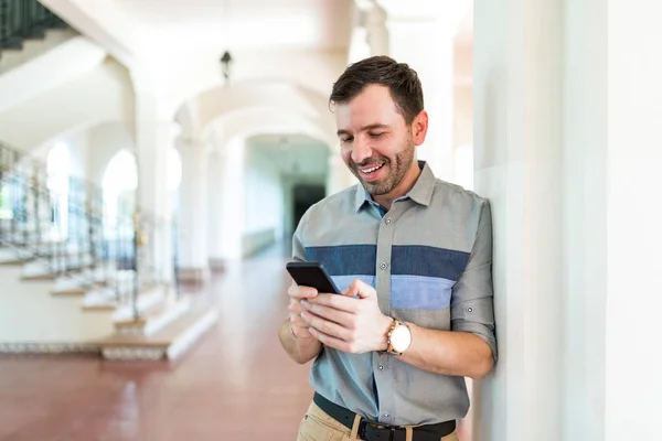 Homem Feliz Passar Tempo Fofocando Smartphone Enquanto Inclina Coluna Construção — Fotografia de Stock