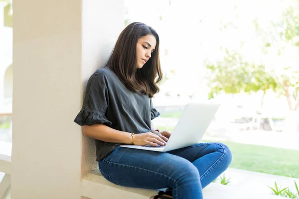 Mid Volwassen Vrouwtje Chatten Met Vrienden Laptop Tijdens Vrijetijd Campus — Stockfoto