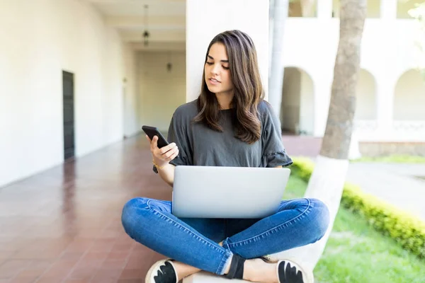 Mulher Bonita Usando Aplicativo Para Conectar Smartphone Laptop Enquanto Sentado — Fotografia de Stock