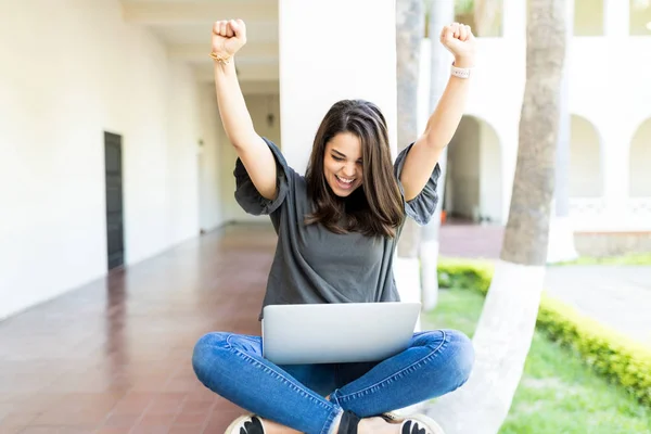 Feminino Com Braços Levantados Gritando Usar Laptop Corrimão Campus — Fotografia de Stock
