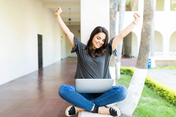 Lächelnde Erwachsene Frau Dehnt Sich Während Sie Laptop Computer Auf — Stockfoto