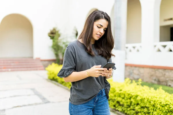 Mujer Segura Usando Las Redes Sociales Teléfono Móvil Mientras Está — Foto de Stock