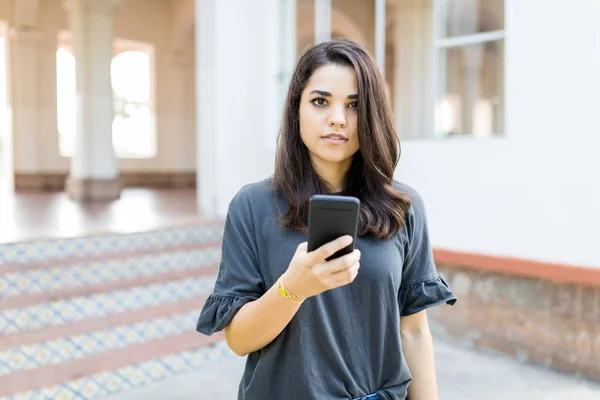 Vertrouwen Vrouwelijke Blogger Mobiele Telefoon Houden Terwijl Het Permanent Buiten — Stockfoto