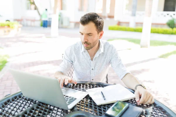 Independent Worker Making Projects Laptop While Sitting Table Garden — Stock Photo, Image