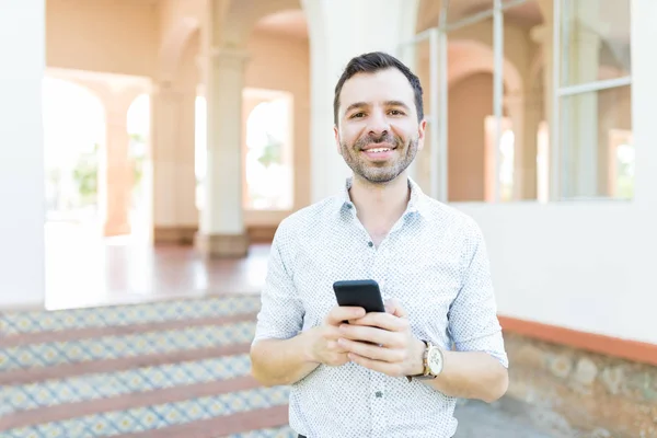Retrato Homem Adulto Médio Positivo Sorrindo Enquanto Segurava Telefone Celular — Fotografia de Stock