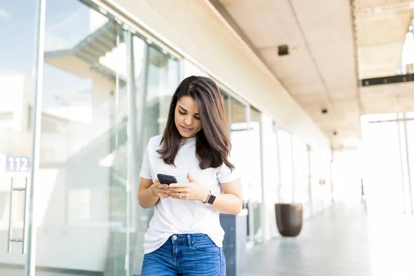 Mulher Atraente Usando Aplicativo Smartphone Enquanto Está Centro Comercial — Fotografia de Stock