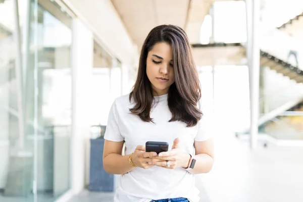 Beautiful Mid Adult Woman Playing Quiz Mobile Phone Shopping Mall — Stock Photo, Image