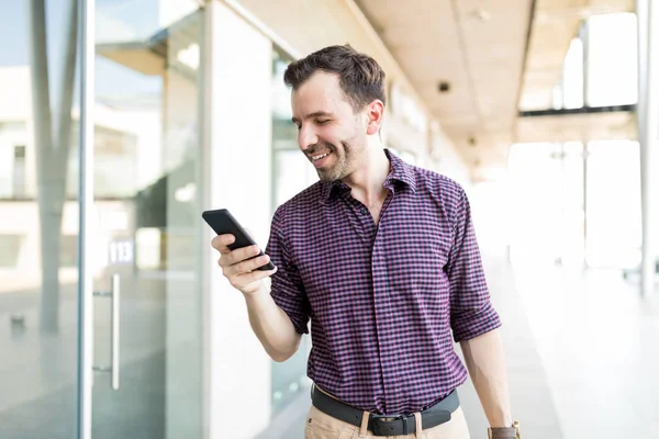 Smiling Mid Adult Man Blogging Posting Social Network Using Mobile — Stock Photo, Image