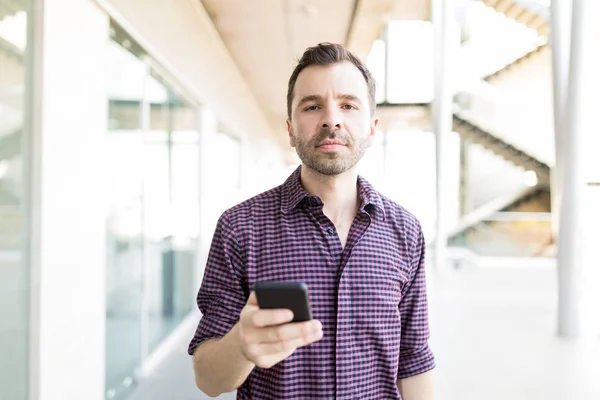 Portrét Sebevědomého Muže Procházení Internetu Mobilním Telefonu Nákupní Centrum — Stock fotografie