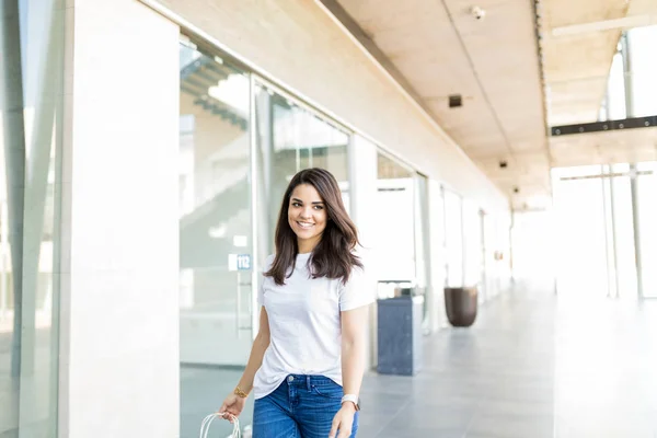 Schöne Erwachsene Frau Mitte Lächelt Beim Spazierengehen Einkaufszentrum — Stockfoto