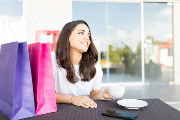 Lächelnde Erwachsene Frau Beim Kaffee Nach Dem Einkauf Café Einkaufszentrum — Stockfoto