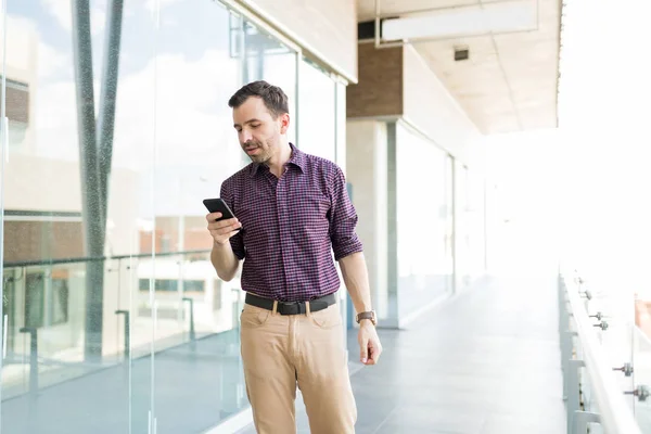 Mid Adult Man Mobile Phone Checking Internet Application Shopping Mall — Stock Photo, Image