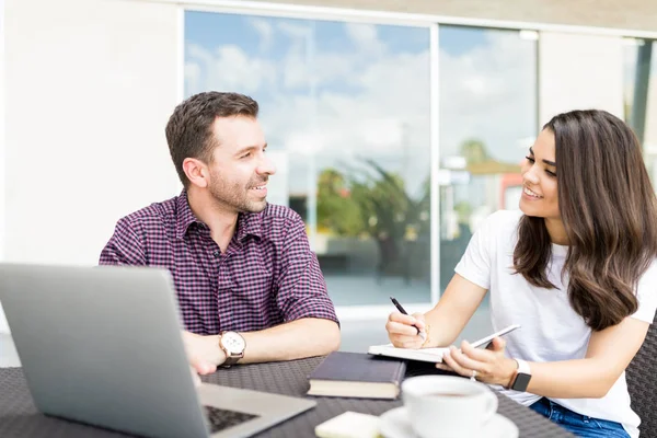 Gens Affaires Faire Peu Travail Avec Ordinateur Portable Extérieur — Photo