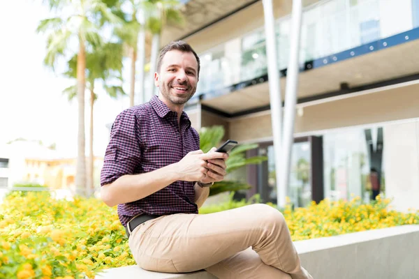 Retrato Homem Adulto Médio Sorrindo Enquanto Mensagens Texto Smartphone Fora — Fotografia de Stock