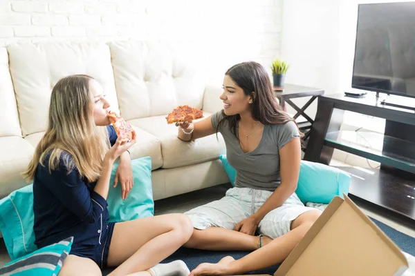 Amigas Interactuando Mientras Disfrutan Pizza Sala Estar Casa —  Fotos de Stock