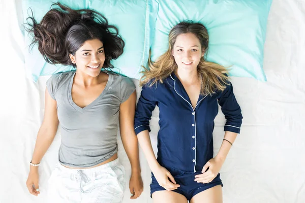 Vista Aérea Hermosas Hembras Pijama Acostadas Cama Casa — Foto de Stock