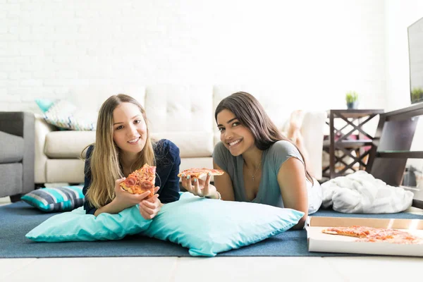 Retrato Amigos Comiendo Pizza Mientras Pasan Tiempo Calidad Juntos Sala — Foto de Stock