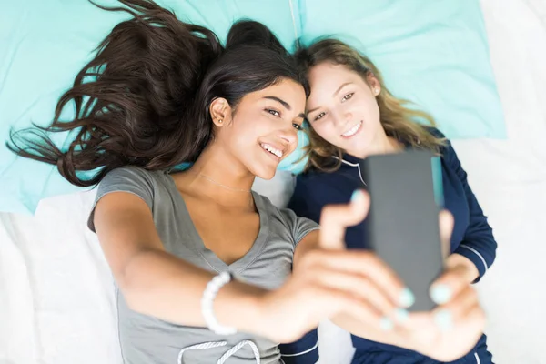 Mladé Ženy Samotné Fotografování Smartphone Při Odpočinku Posteli Doma — Stock fotografie
