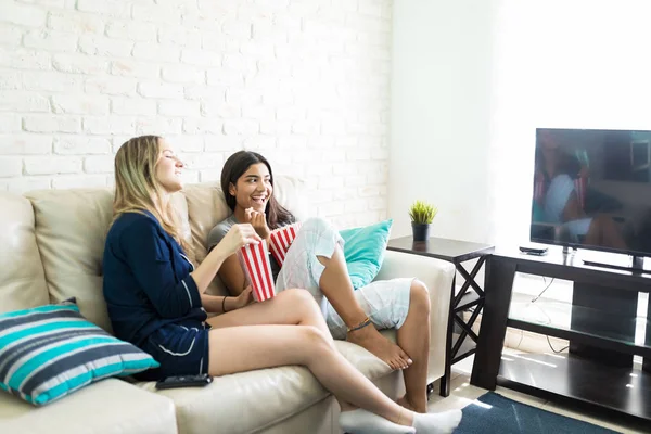 Vriendinnen Met Popcorn Tijdens Het Kijken Naar Komedie Film Televisie — Stockfoto