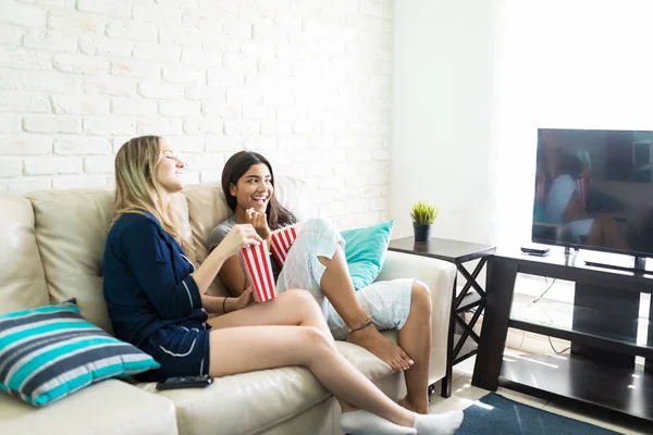 Amigos Sexo Feminino Tendo Pipocas Enquanto Assiste Filme Comédia Televisão — Fotografia de Stock