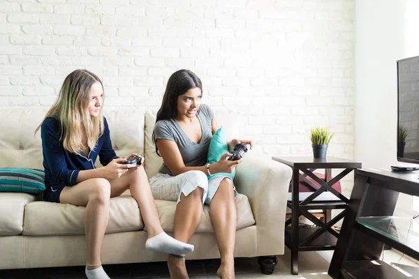 Multiethnische Freundinnen Konkurrieren Miteinander Während Sie Hause Videospiele Spielen — Stockfoto