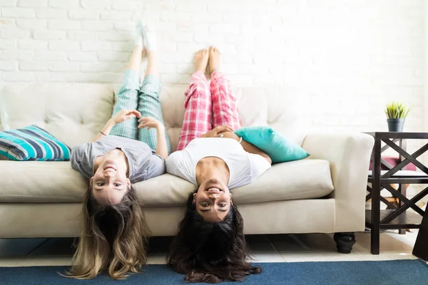 Wanita Muda Gila Bersenang Senang Sambil Berbaring Terbalik Sofa Rumah — Stok Foto