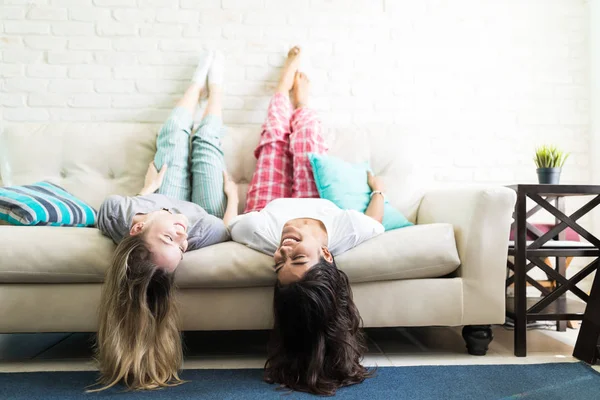 Felices Amigas Mirándose Mientras Yacen Boca Abajo Sofá Casa — Foto de Stock