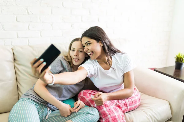 Divertidas Hembras Tomando Selfie Mientras Sacan Lengua Través Del Teléfono —  Fotos de Stock