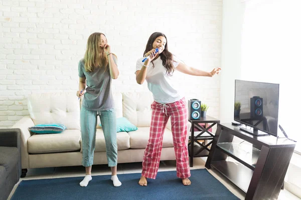 Young Female Roommates Singing Dancing Karaoke Party Home — Stock Photo, Image