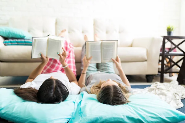 Entspannte Junge Freunde Lesen Bei Schlummerparty Interessante Geschichten Während Sie — Stockfoto