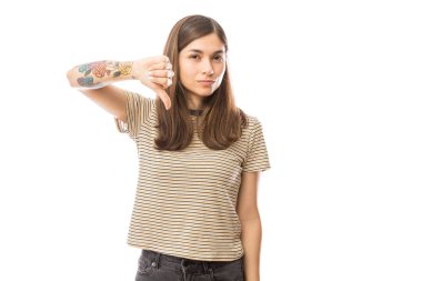 Kendine güvenen erkek ret başparmak işareti aşağı ile beyaz arka plan üzerinde gösterilen