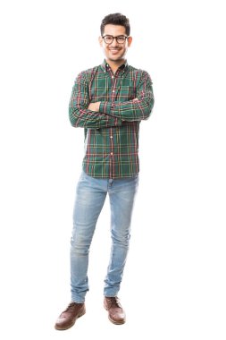 Genç adam ayakta silah tam uzunlukta beyaz arka plan üzerinde çarpı işareti