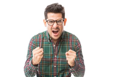 Ağzınla saldırgan genç adam açık beyaz arka plan üzerinde savaşmaya hazır