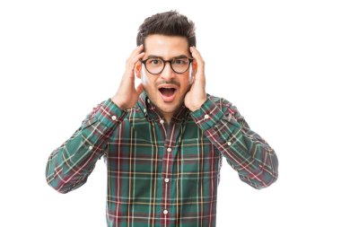 Beyaz arka plan üzerinde duran yüz dokunmadan şok delikanlı