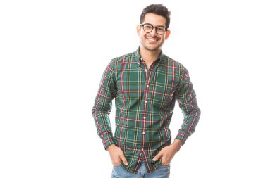 Elleri ceplerinde beyaz arka plan üzerinde gülümseyen Trendy genç adam