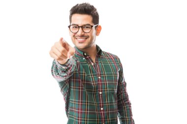 İşe alım için beyaz arka plan üzerinde işaret kareli gömlekli genç adam