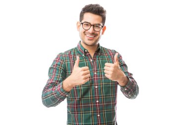 Başparmak yukarıya beyaz arka plan üzerinde genç erkek gösteren onay jestle portresi