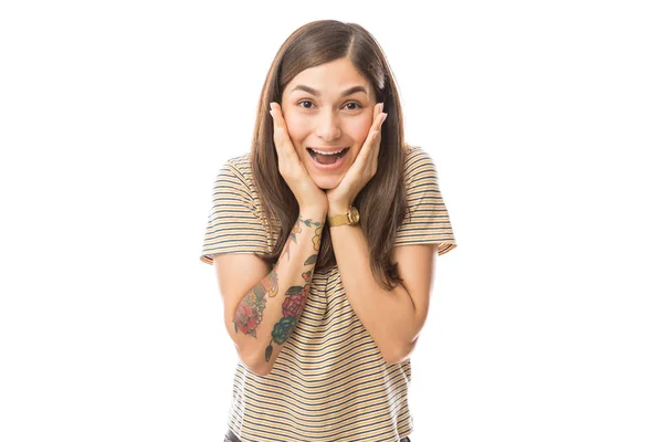 Retrato Jovem Mulher Com Boca Aberta Olhando Surpreso Fundo Branco — Fotografia de Stock